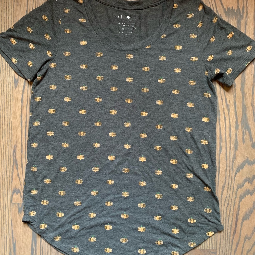 Grey pumpkin tee
